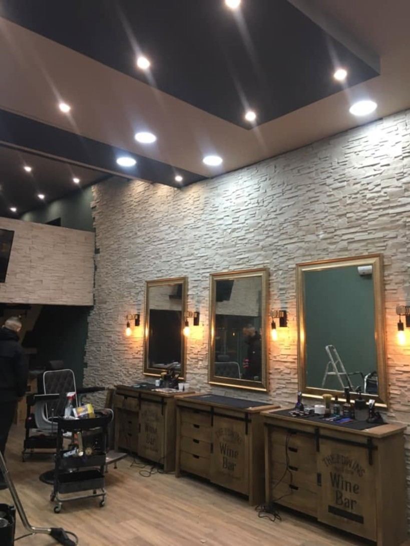 Barbershop avec miroirs dorés et appliques