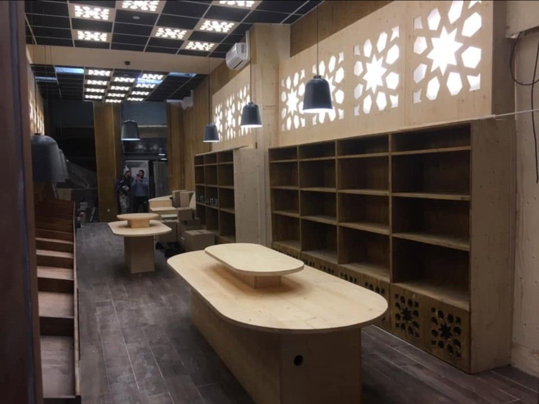 Épicerie avec moucharabiehs rétroéclairés et mobilier bois
