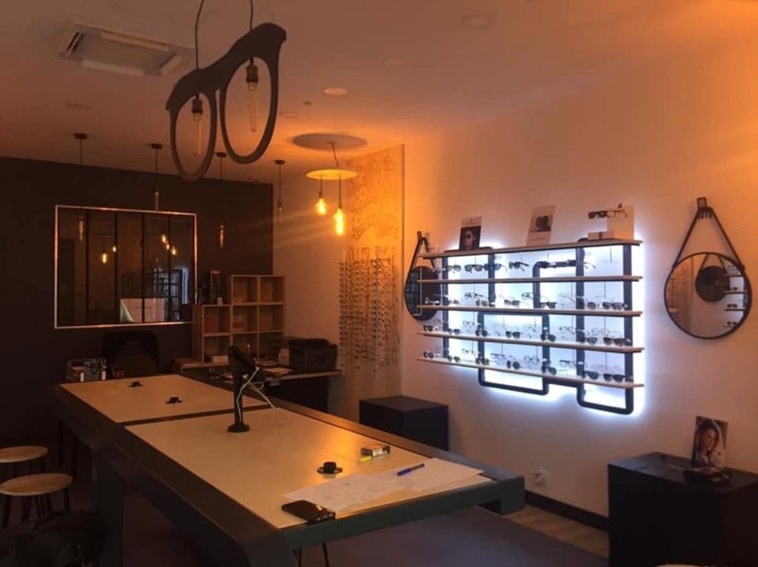 Boutique d'opticien avec présentoir lumineux