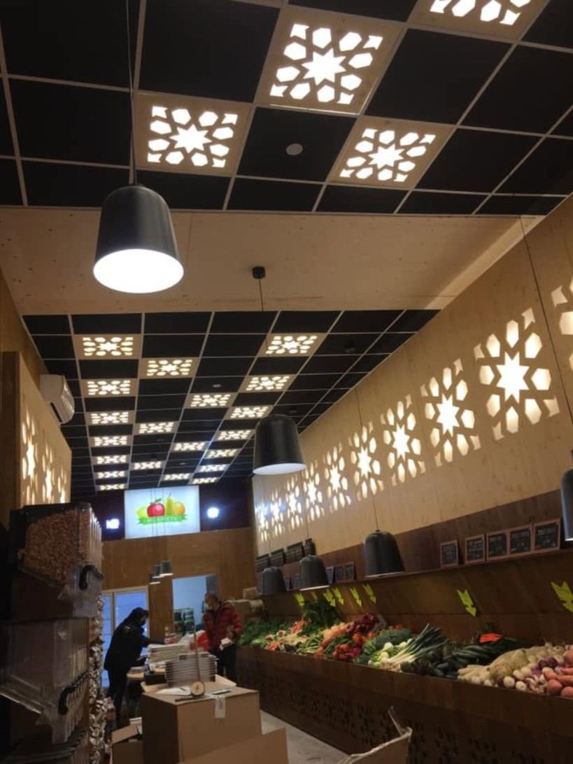 Primeur au plafond noir à dalles lumineuses