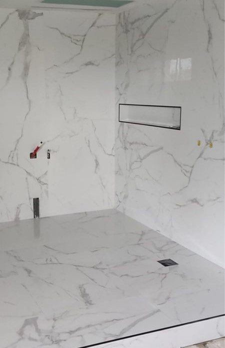 Douche en carrelage effet marbre avec niche murale