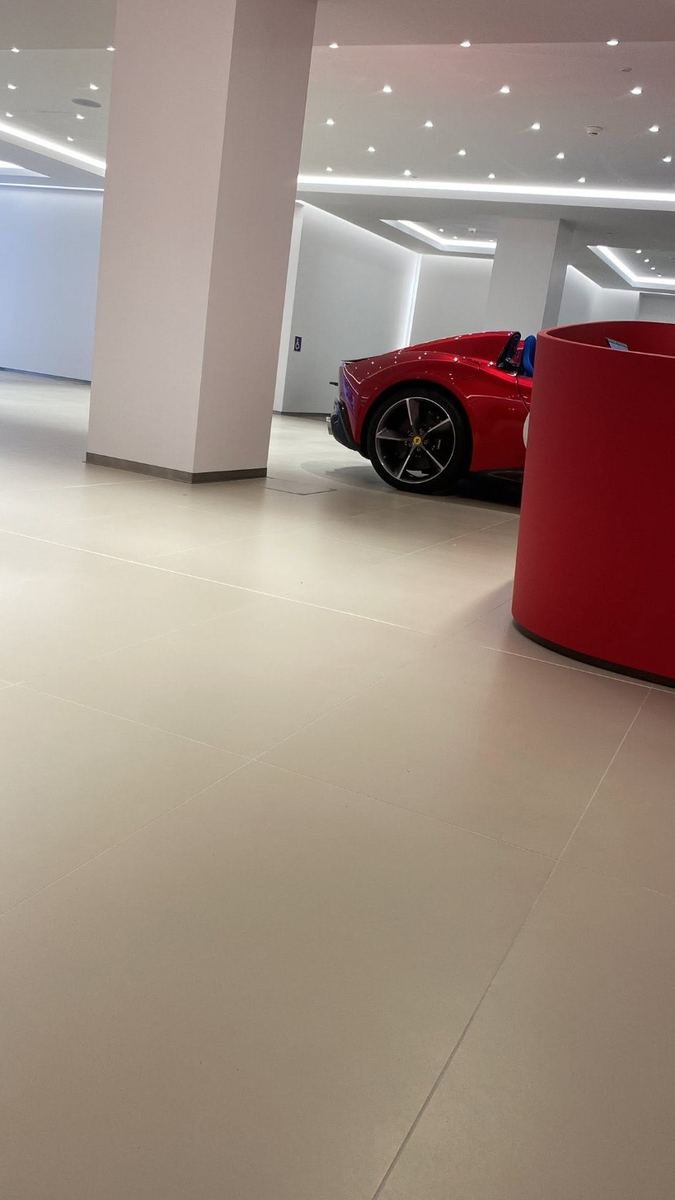 Showroom automobile au sol en carrelage grand format