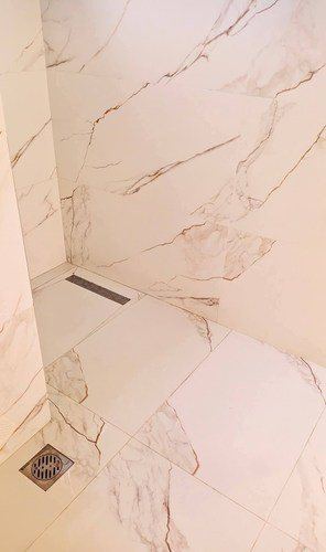 Sol de douche à l'italienne effet marbre avec caniveau