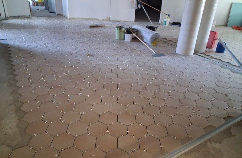Sol en tomettes hexagonales