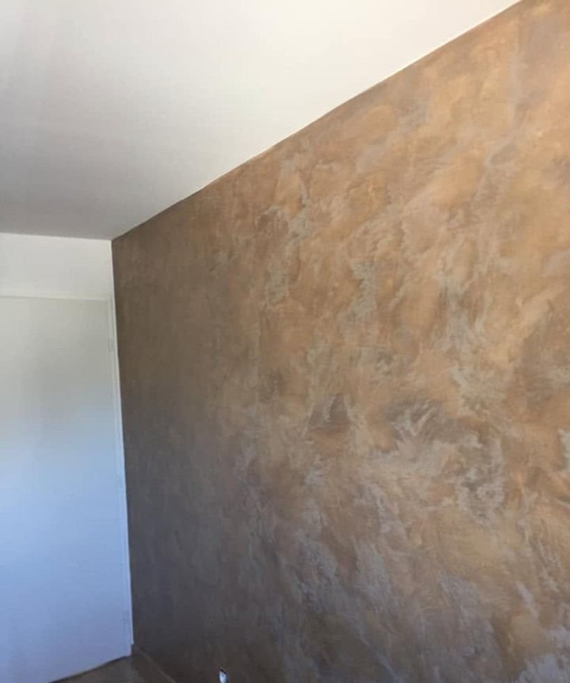 Mur en enduit décoratif cuivré