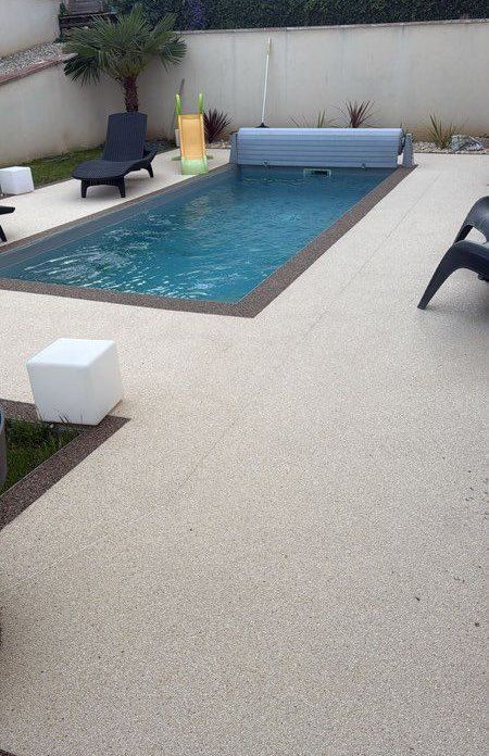 Plage de piscine en moquette de pierre