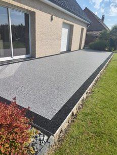 Terrasse en moquette de pierre le long d'une maison