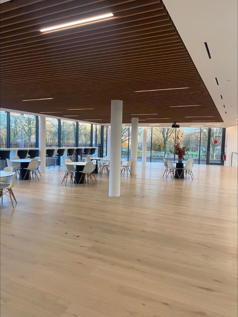 Open space avec parquet chêne et plafond à lames bois