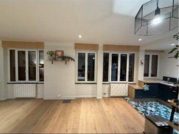 Séjour rénové avec parquet chêne clair