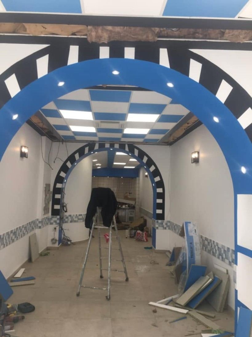 Restaurant en chantier, arches et plafond bleu