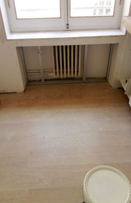 Sol en lames claires dans une pièce en travaux