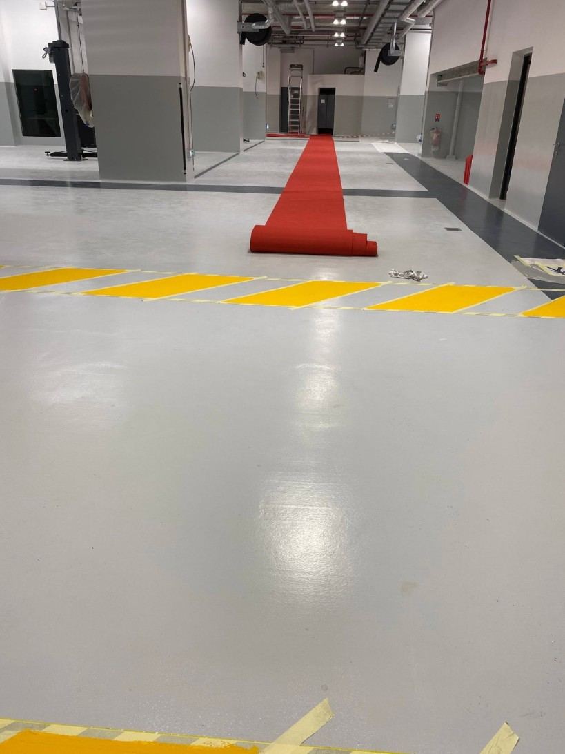 Atelier en résine grise avec marquage jaune hachuré