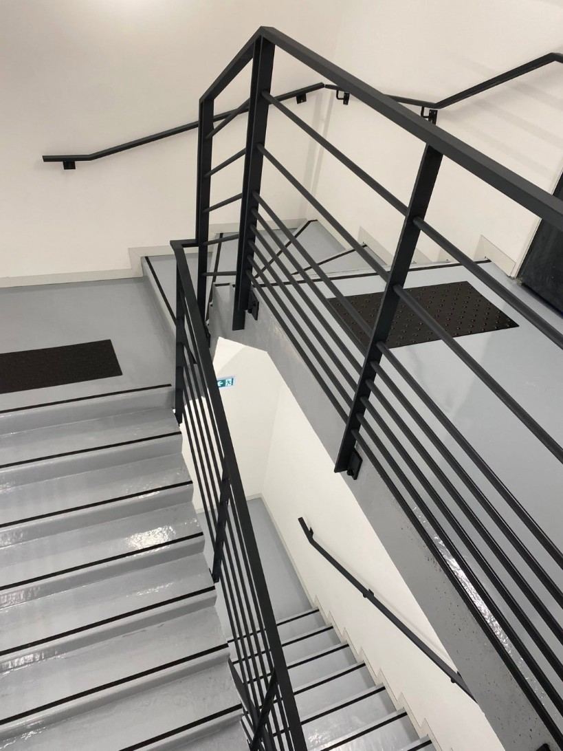 Cage d'escalier en résine grise, vue de haut