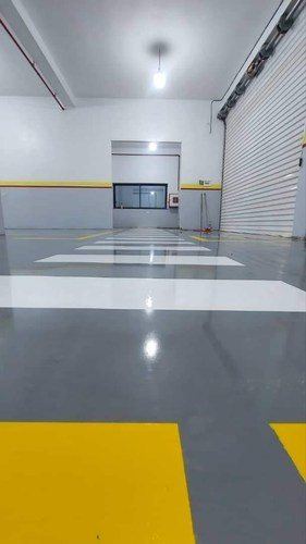 Garage en résine grise avec marquage jaune et passage piéton